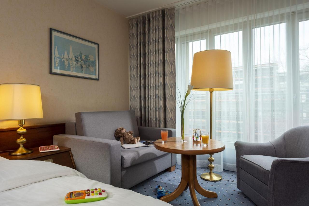 Maritim Hotel Koln Exterior photo Room at the hotel