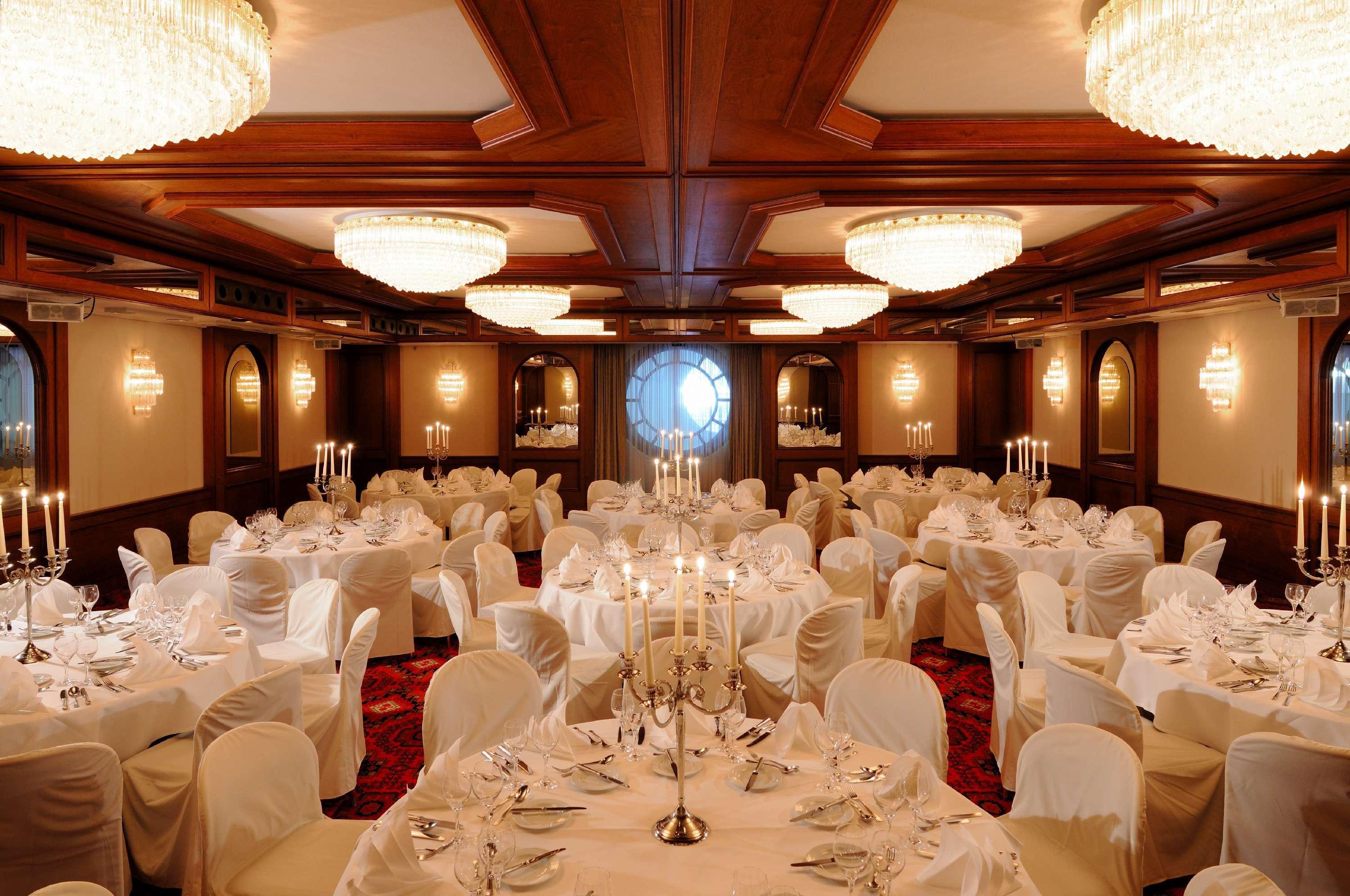 Maritim Hotel Koln Exterior photo The restaurant of the hotel