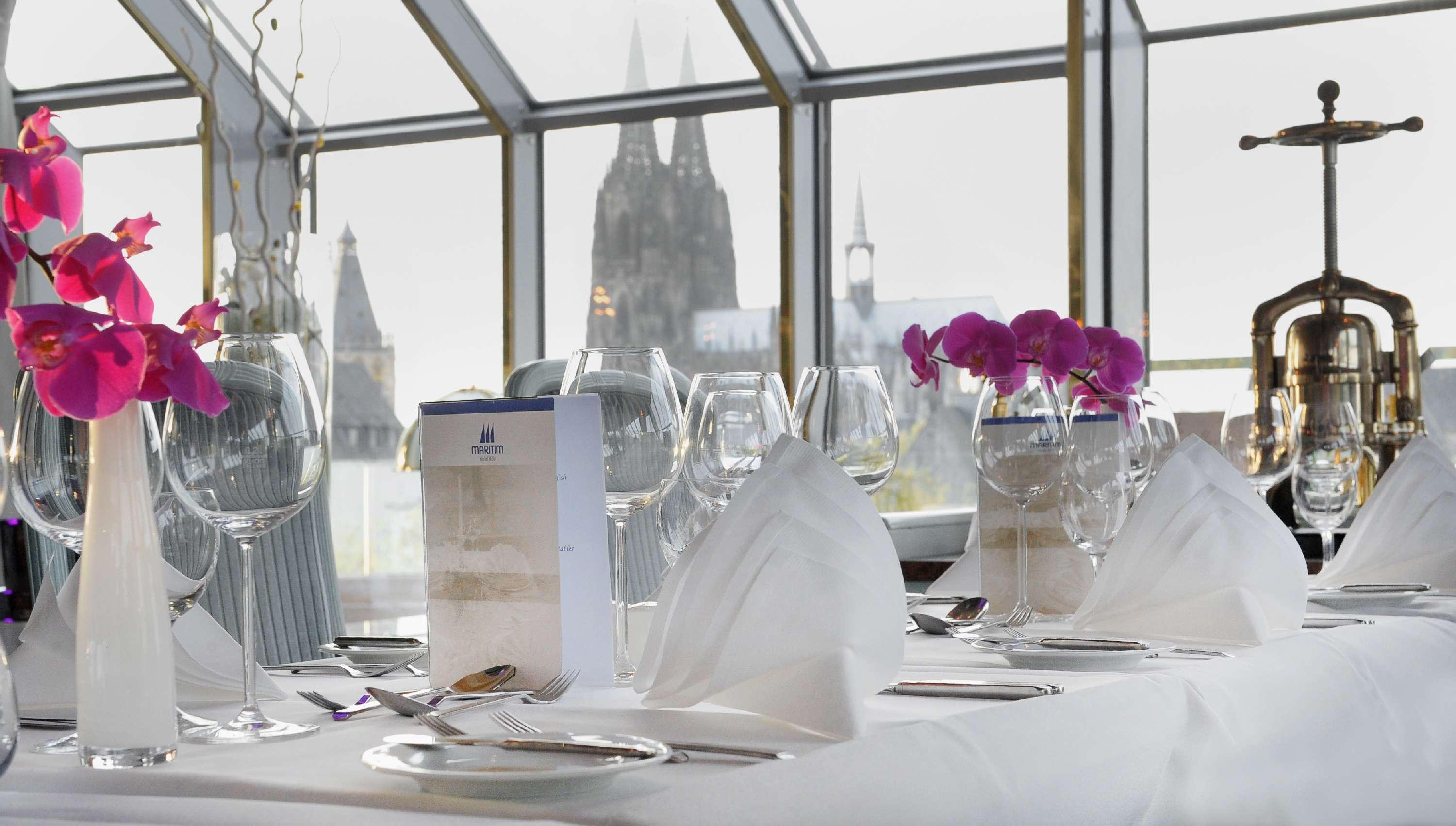 Maritim Hotel Koln Exterior photo The view from the restaurant