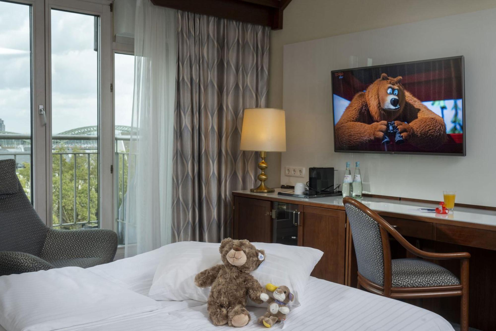 Maritim Hotel Koln Exterior photo The room of the hotel