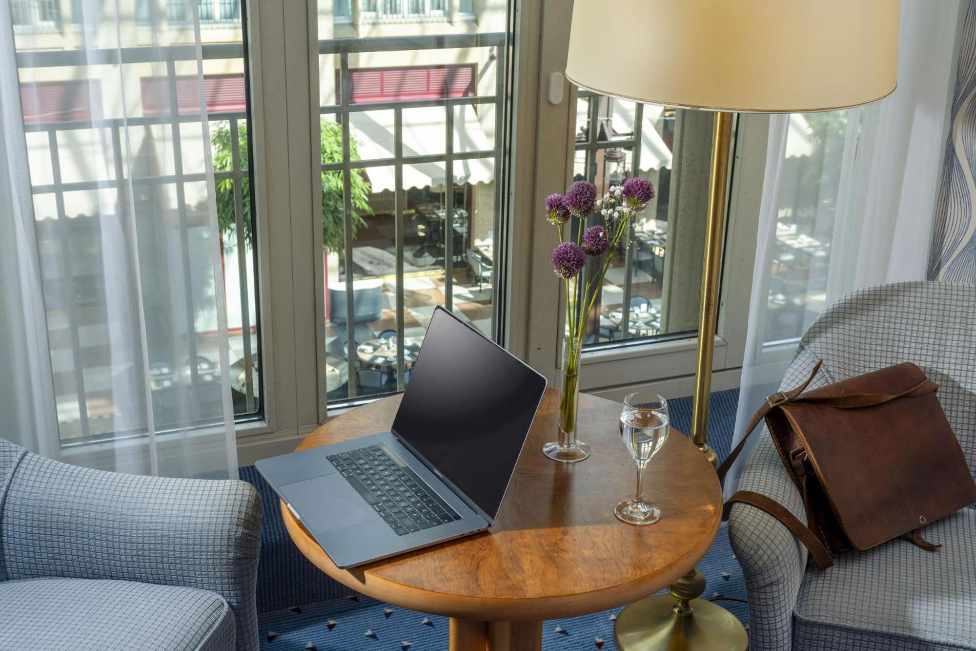 Maritim Hotel Koln Exterior photo A room at the hotel