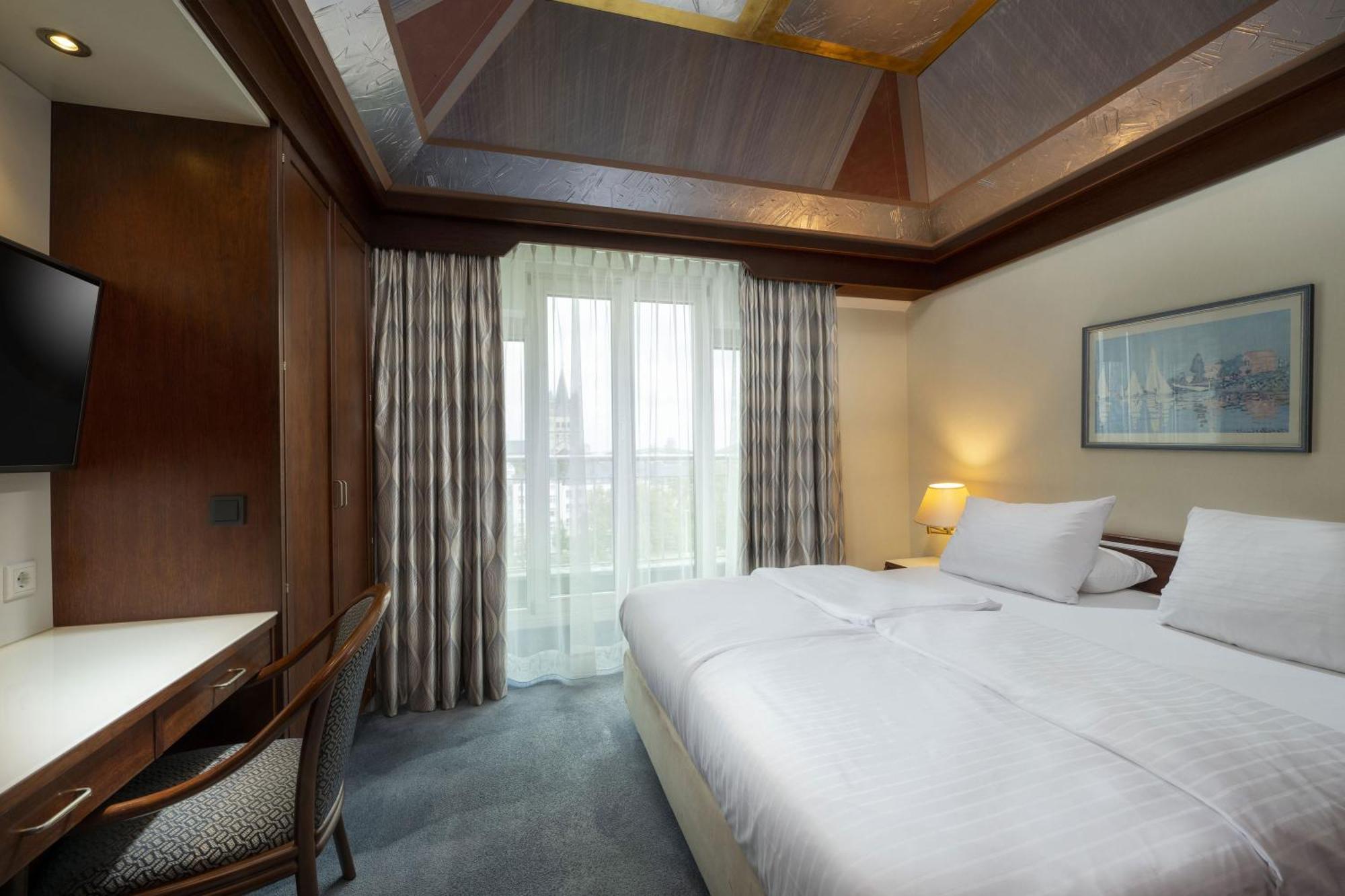 Maritim Hotel Koln Exterior photo Room of the hotel