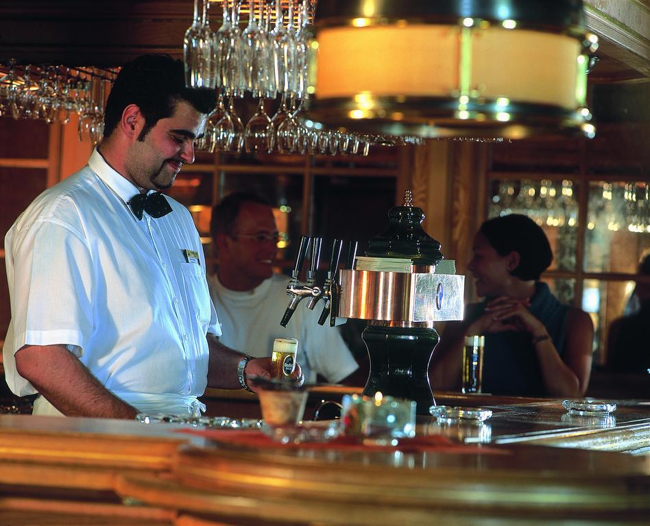 Maritim Hotel Koln Exterior photo Barman at work